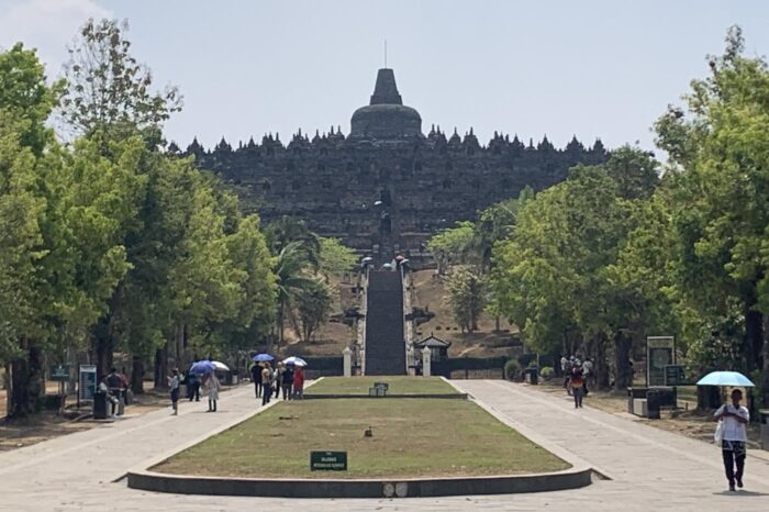 Entrada principal al complejo de Borobudur