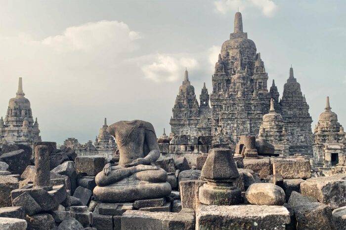 Buda sin cabeza frente a Candi Sewu