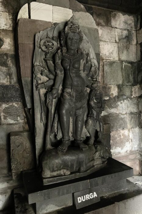 La famosa estatua de Durga… o de la "Doncella Esbelta" (Loro Jongrang), según se mire
