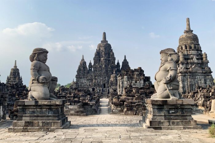 Colosos de piedra protegiendo la entrada a Candi sewu