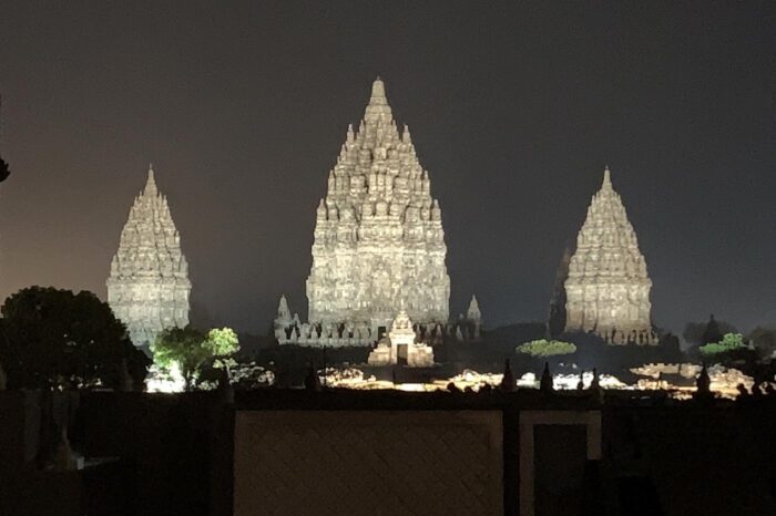 Silueta de los templos iluminados contra el cielo nocturno