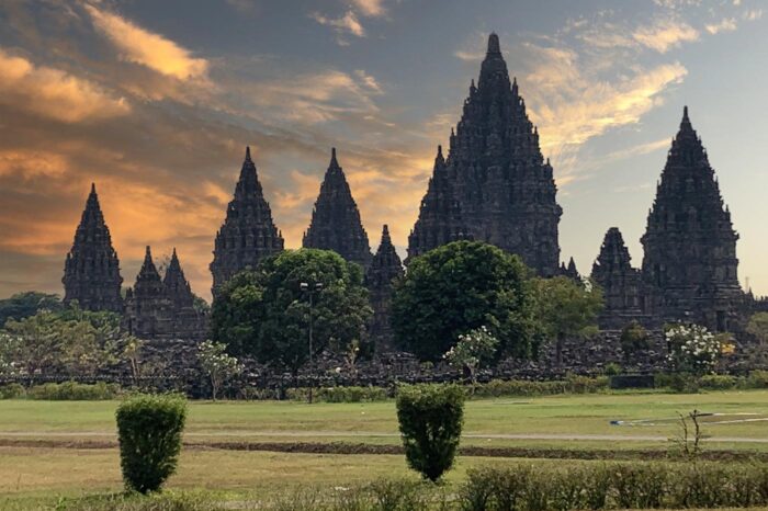 Vista lejana de Candi Prambanan