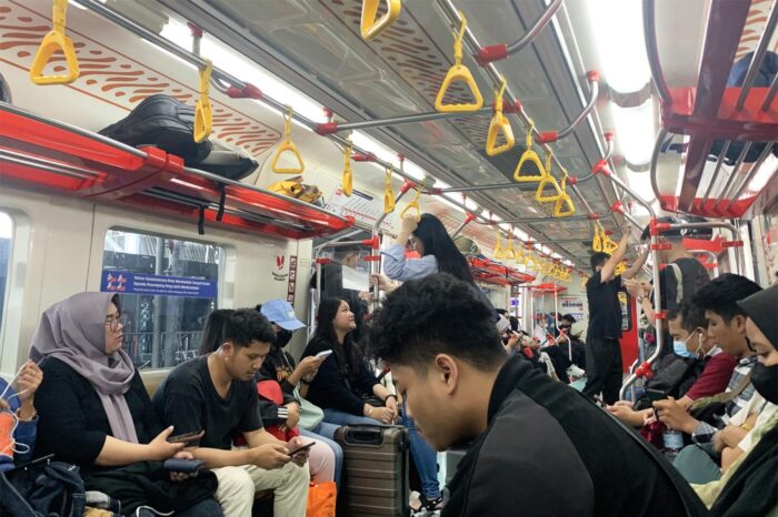 Subirse a un tren en Java es una experiencia algo caótica, pero divertida