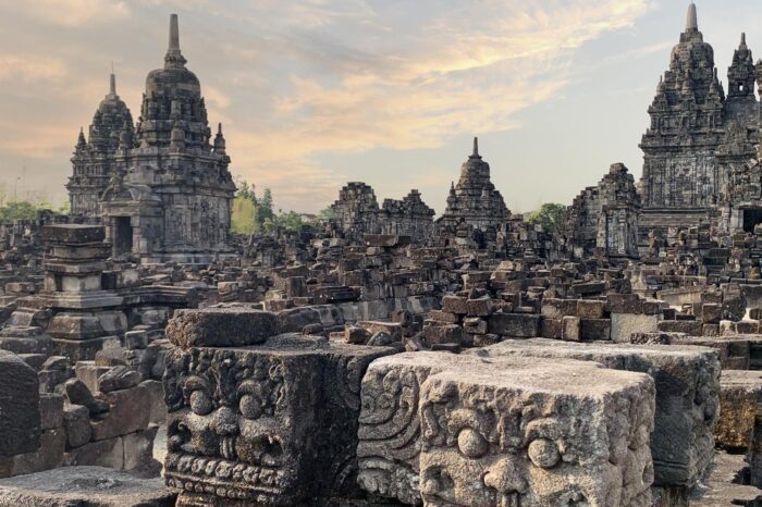 Ruinas en torno al templo de Candi Sewu
