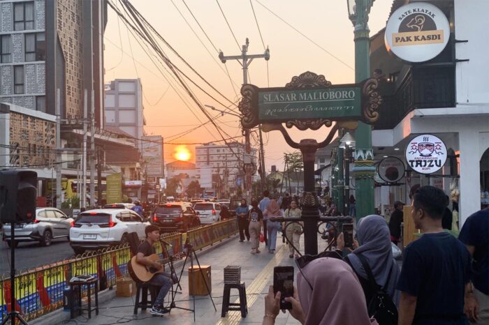 Puesta de sol en los alrededores de la Estación Central (Tugu Station)