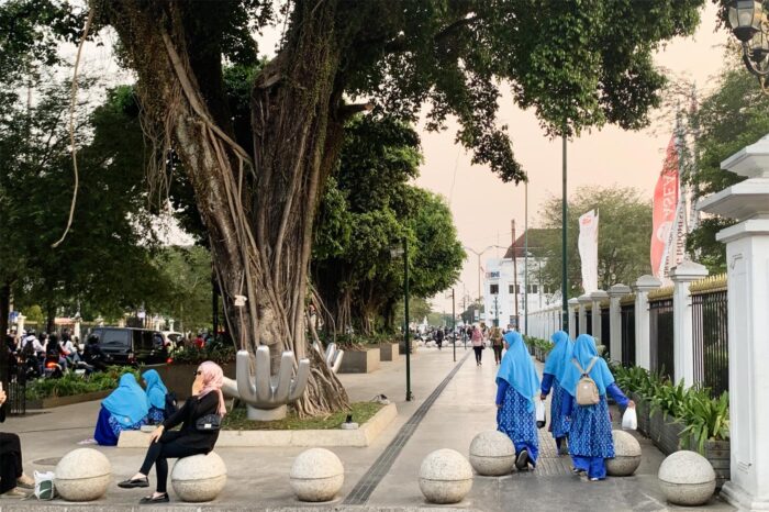 Colegialas musulmanas, con su uniforme, paseando al salir de clase por la céntrica calle Malioboro