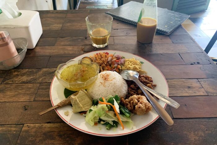 Típico menú de warung indonesio: arroz con cosas y especias a tutiplén