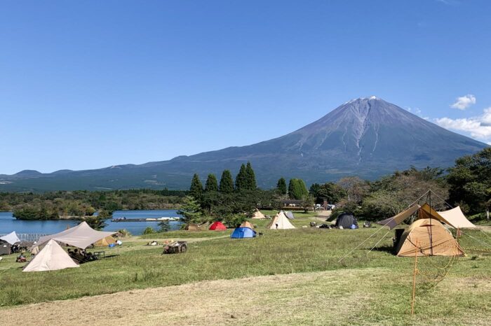 Algunos campings en Japón tienen unas vistas espectaculares, como este al pie del monte Fuji, en el lago Tanuki
