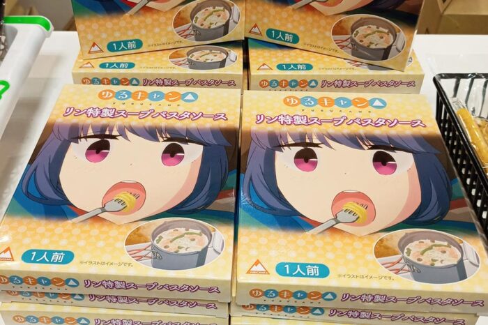 La popularidad de Yuru Camp ha generado todo tipo de merchandising, como esta salsa carbonara instantánea, para hacerte la misma pasta que las chicas se zampan en la serie