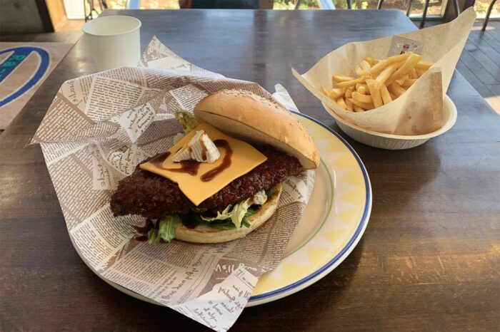 La carne es débil… No pude evitar pedirme la misma hamburguesa de pescado que sale en la serie. Estaba deliciosa.