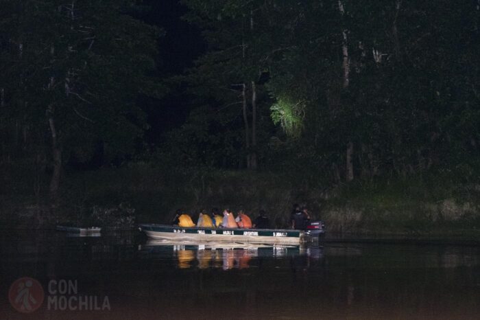 La barca en una salida nocturna