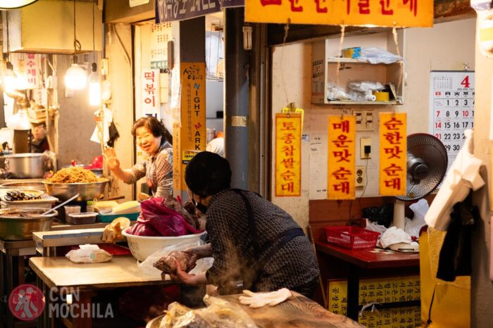 Simpáticas señoras en el mercado