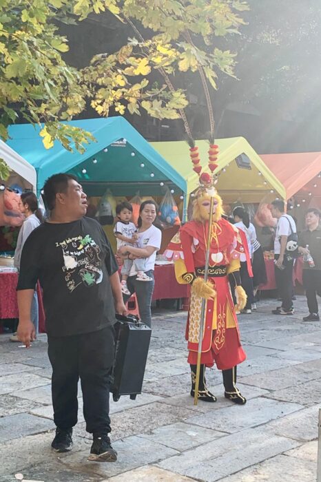 El mismísimo Rey Mono ameniza un mercadillo callejero en Pekín
