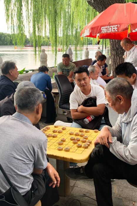 Lugareños echando la tarde en un parque de Pekín