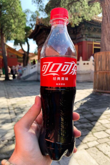 Botellín de Coca Cola con el logo debidamente adaptado y traducido al mandarín