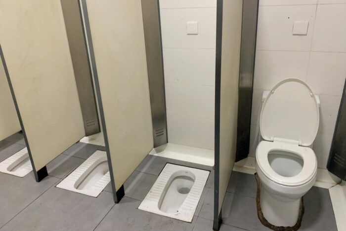 WC público en el centro de Pekín; nótese los cubículos no tienen puerta alguna que los cierre