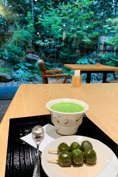 Matcha con dulces en una cafetería moderna de Uji