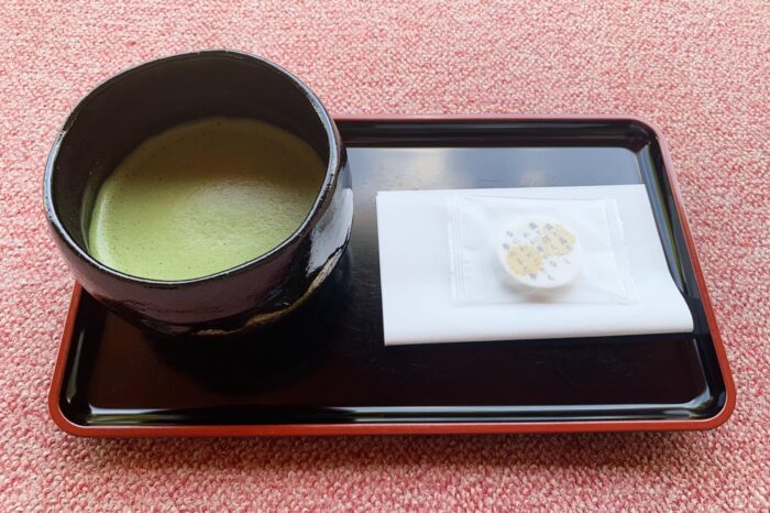 Taza de matcha, con su pastelillo de rigor