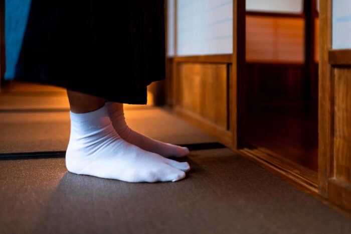 Los calcetines blancos son imprescindibles. Que sean tabi (calcetines tradicionales japoneses) o no, ya es opcional.
