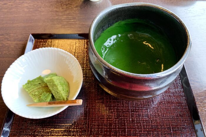 Taza de koicha, una versión más intensa (y espesa) del matcha tradicional