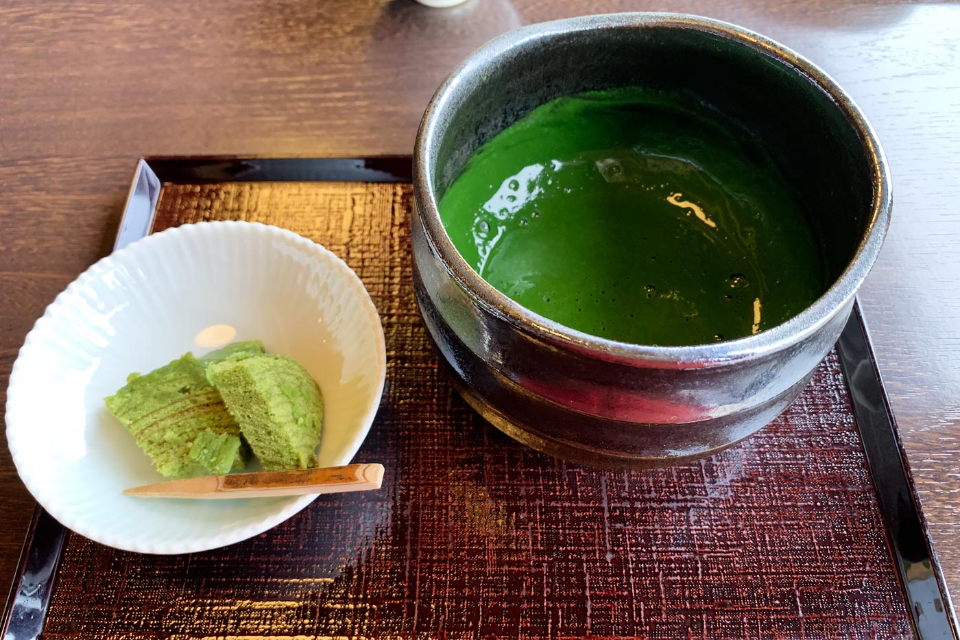 Taza de koicha, una versión más intensa (y espesa) del matcha tradicional