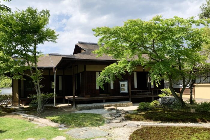 Casa de té con su jardín