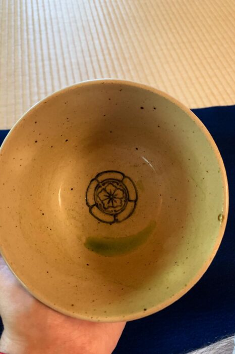 Parte de la gracia de la ceremonia está en toquetear las tazas y demás utilería
