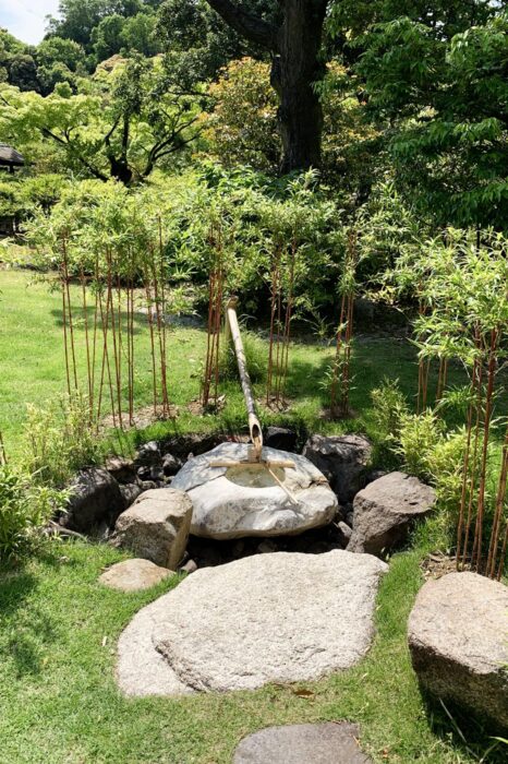 Fuente con caño de bambú, una decoración habitual en los jardines de las casas de té