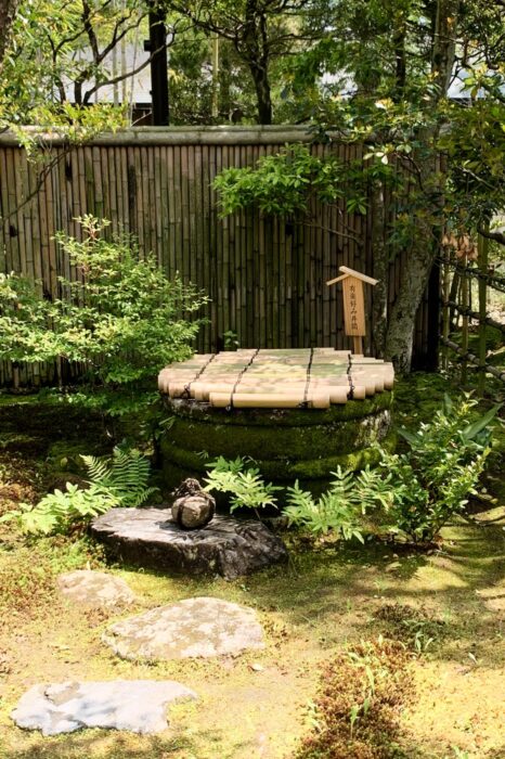 Pozo en el jardín de una casa de té, del que se saca el agua para la ceremonia