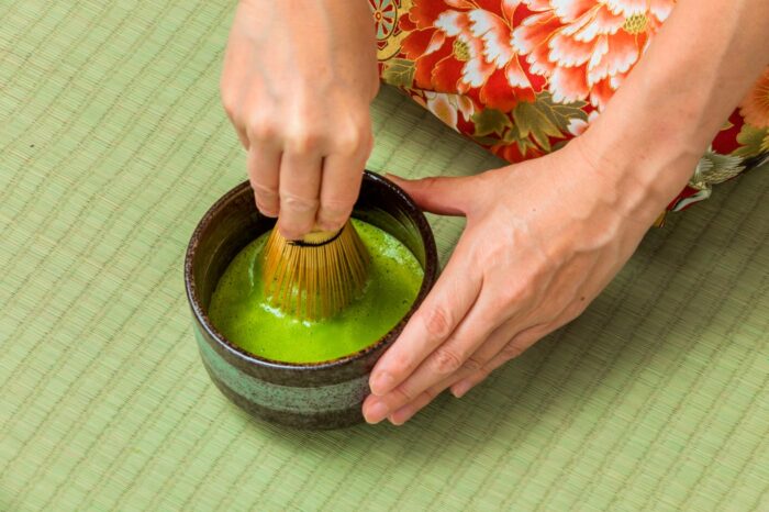 Batiendo el matcha en la taza con la brocha de bambú (chasen)