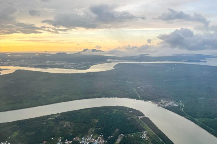 Vista aérea del río Sarawak, que serpentea por Borneo hasta desembocar en el Mar de la China Meridional.