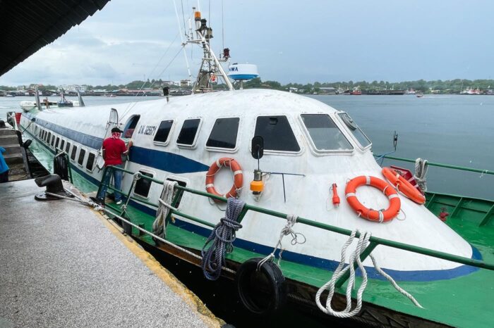 Este pequeño barco que más bien parece un avión acuático me llevó en una hora de Labuán a Brunéi.