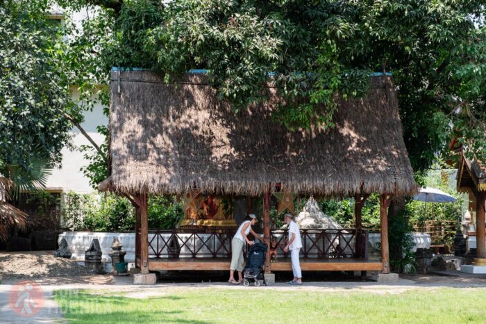 Con carrito en un templo de Luang Prabang