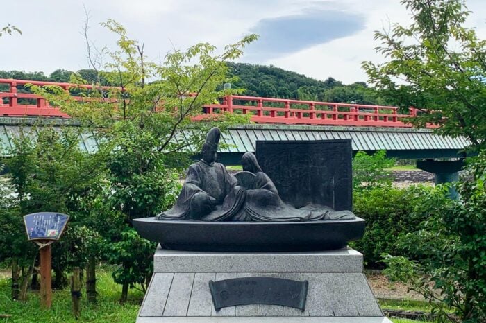 La ciudad está llena de pequeños monumentos como este, dedicados a obras literarias clásicas; sobre todo al famoso Genji Monogatari