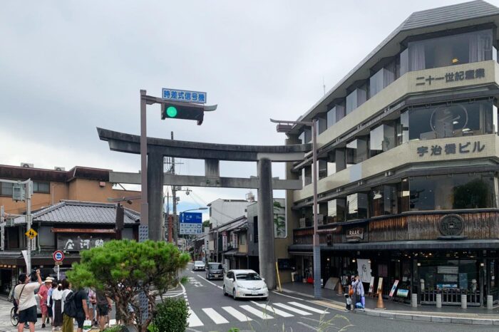 Entrada a la calle comercial que lleva hasta el templo Byodo-in