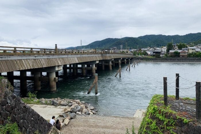 El Gran Puente de Uji lleva cientos de años uniendo ambas márgenes del río