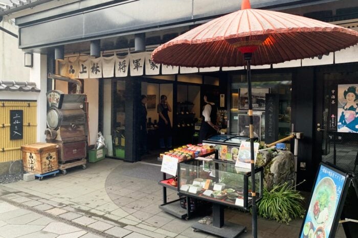 Tienda de té en la calle comercial principal