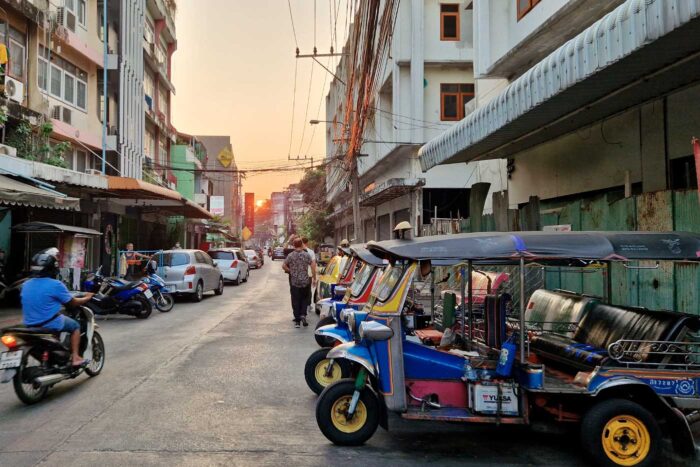 Puesta de sol Tailandia y tuk tuk