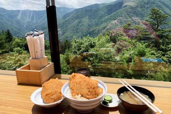 Tazón de katsudon con sopa de miso… y vistas inmejorables
