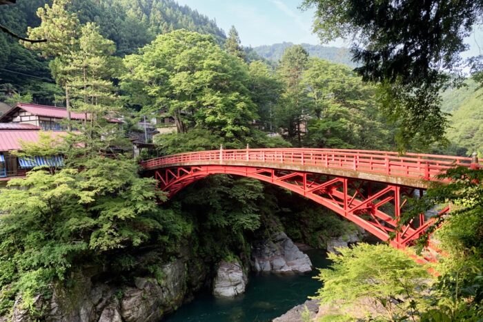 Puente sobre el río en una de las rutas que bajan del pico Mitsumine