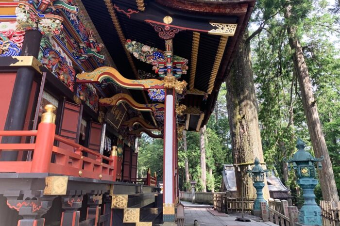 El barroquismo y colorido de la decoración recuerda a los templos de Nikko
