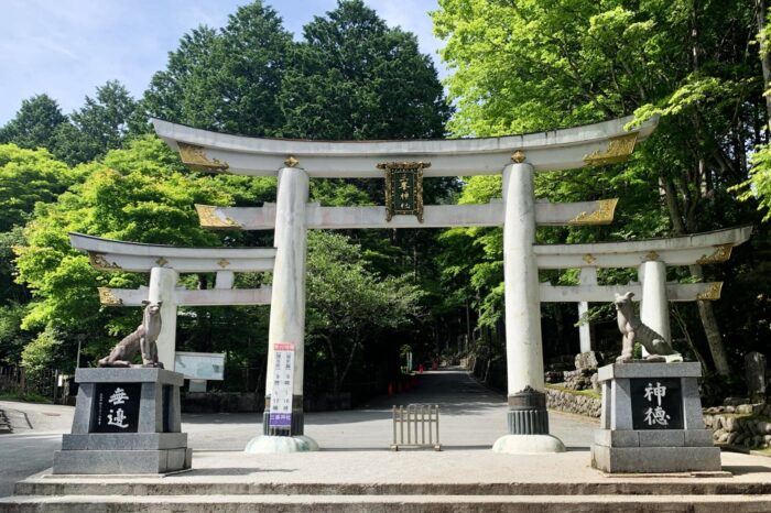 Entrada al santuario de Mitsumine Jinja, en Chichibu, donde se adora al lobo desde tiempo inmemorial