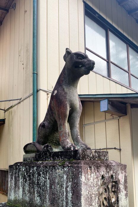 Estatua de lobo guardián,… que casi parece más un perro que un lobo