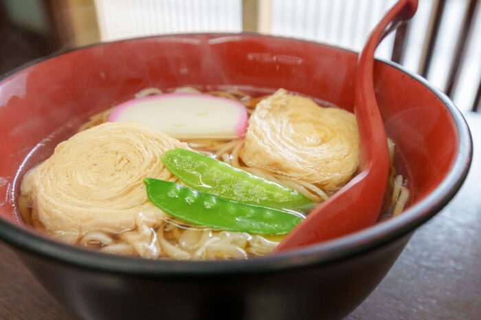 Tazón de fideos soba con yuba, típicos de Nikko