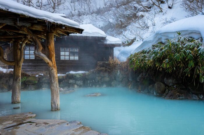Rotenburo: onsen natural al aire libre, rodeado de nieve