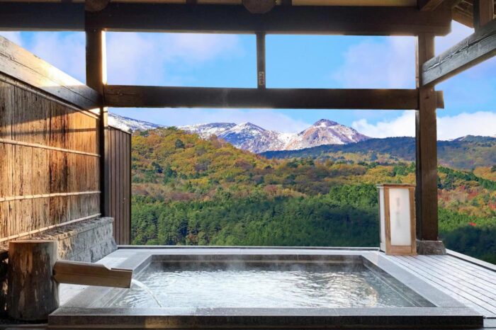 Onsen individual con vistas a las montañas… ¿a que dan ganas de meterse al agua?