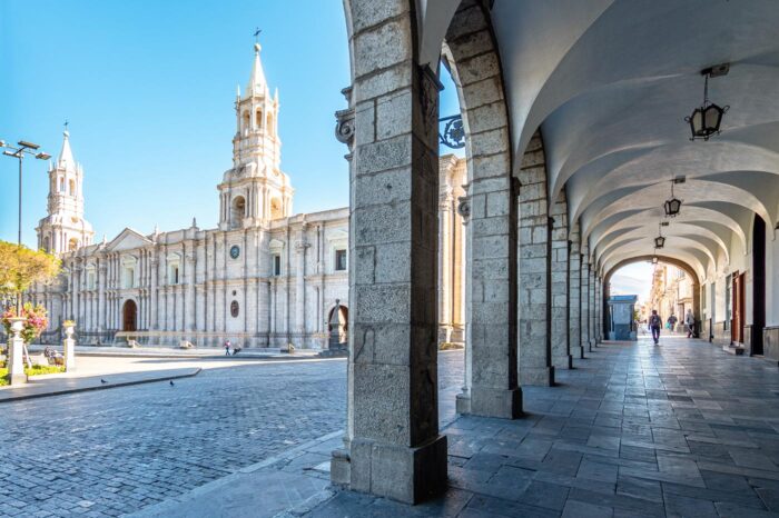 El centro histórico de Arequipa con su tradicional arquitectura colonial de piedra sillar blanca es impresionante.