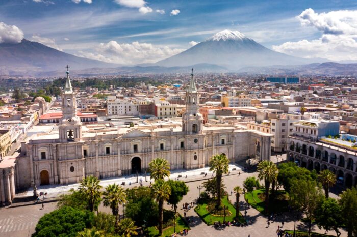 Plaza de Armas de Arequipa, toda una belleza arquitectónica de color blanco por su piedra volcánica.
