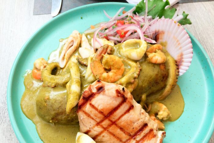 Obligatorio parar en una o varias picanterías para disfrutar de la cocina tradicional, preguntad a la familia para elegir los platos.