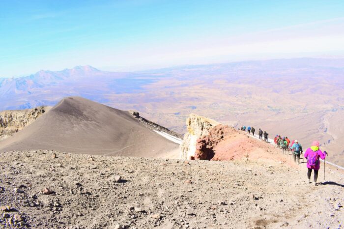 Para los más atrevidos ahí están los trekkings a los volcanes que desde la vertiente norte parapetan a Arequipa.
